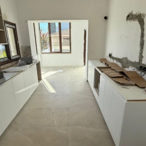 303m² Building for Rent