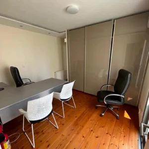 200m² Office for Rent