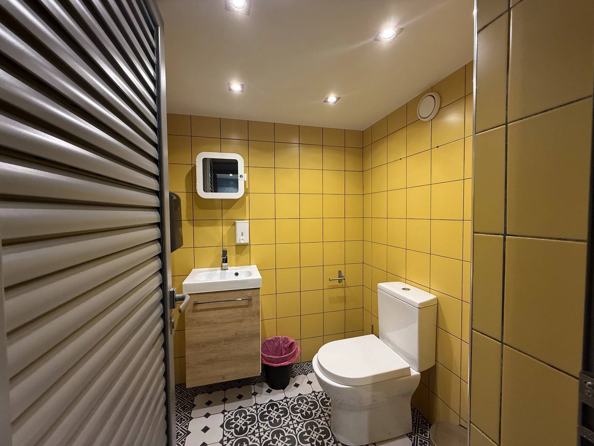 180m² Building for Rent in Limassol District