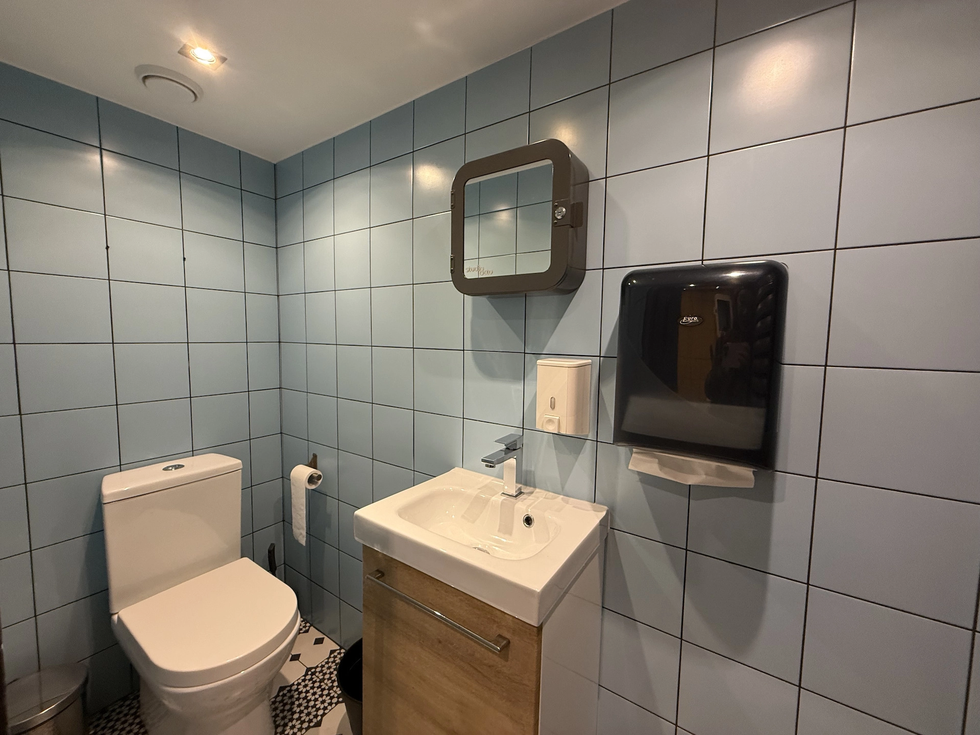 180m² Building for Rent in Limassol District