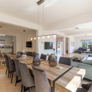 5 Bedroom House for Sale in Chlorakas, Paphos District