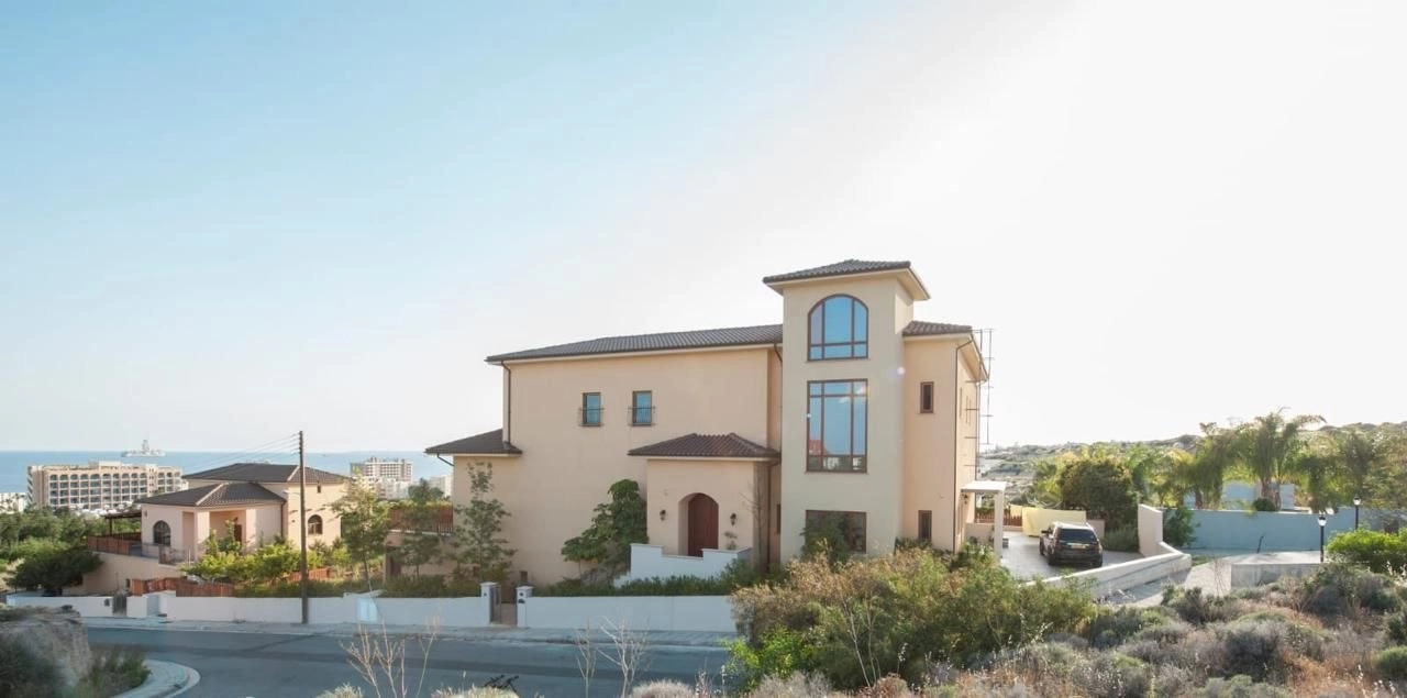 6+ Bedroom House for Sale in Agios Tychonas, Limassol District