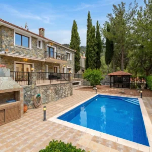 5 Bedroom House for Sale in Moniatis, Limassol District