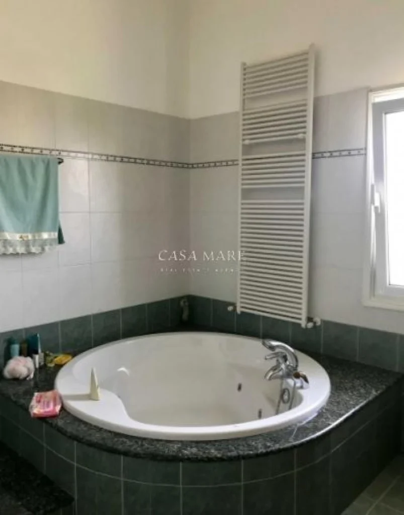 5 Bedroom House for Sale