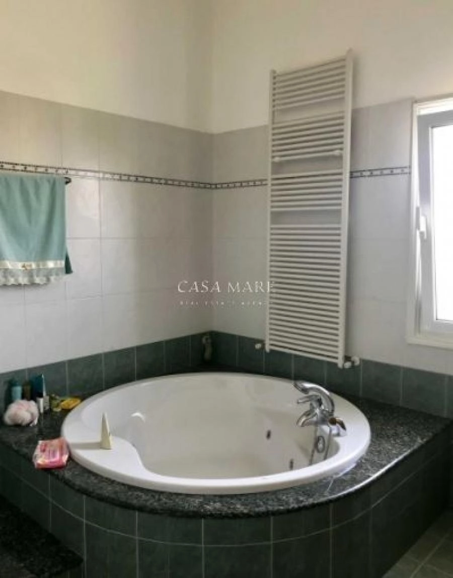 5 Bedroom House for Sale
