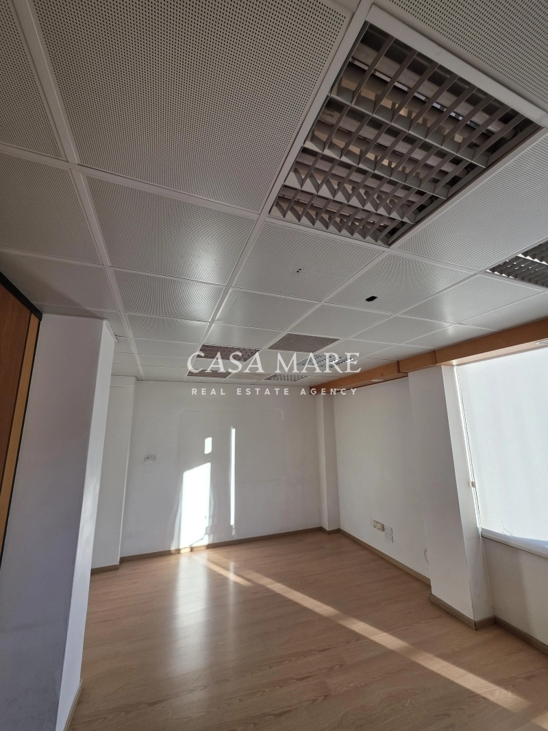 1082m² Building for Rent