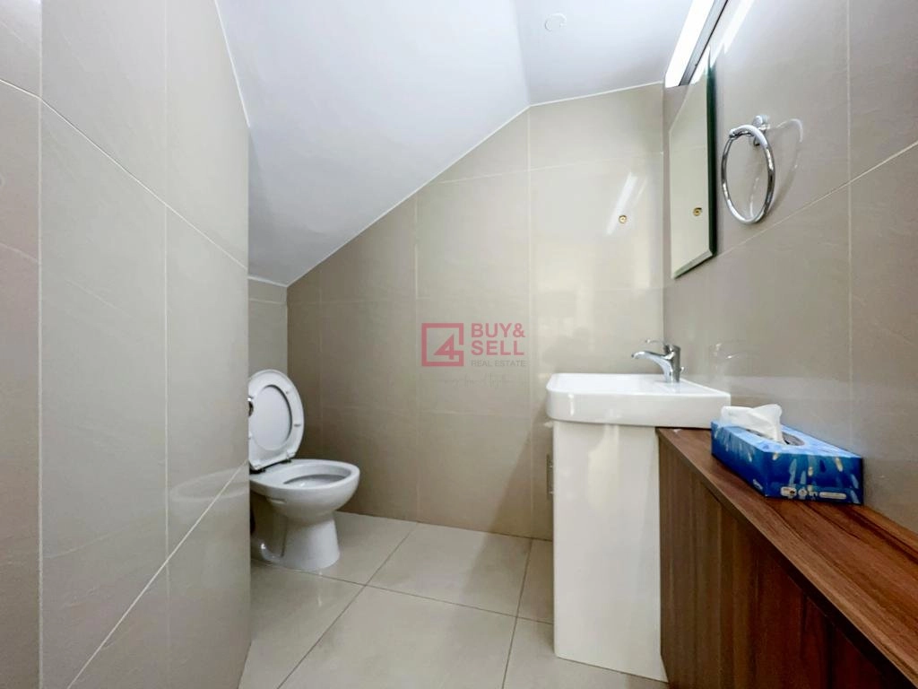 125m² Office for Rent