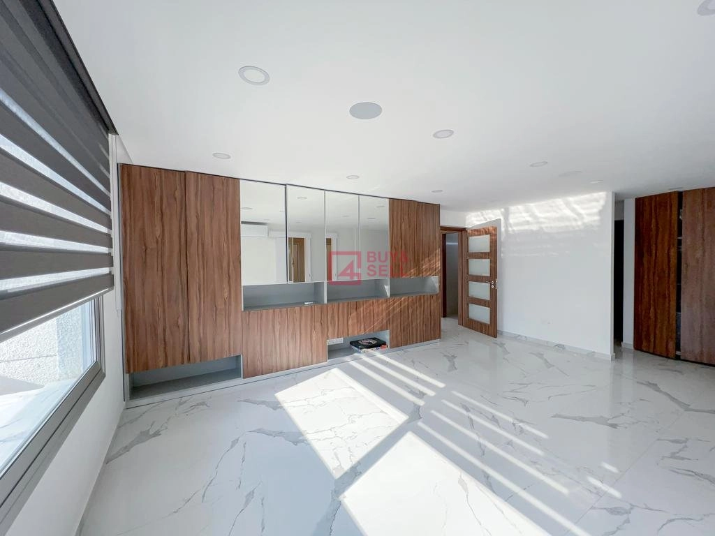 125m² Office for Rent