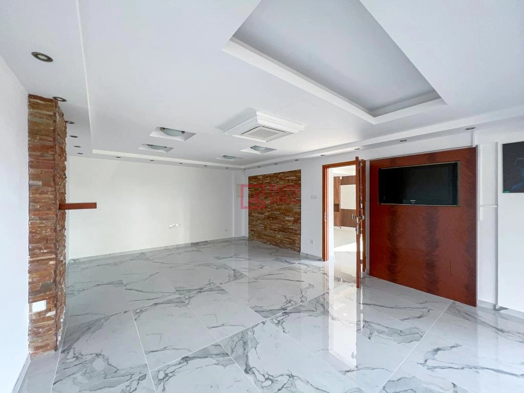 125m² Office for Rent