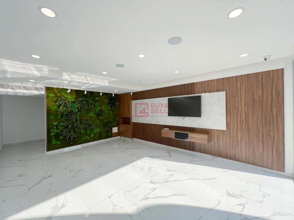 125m² Office for Rent