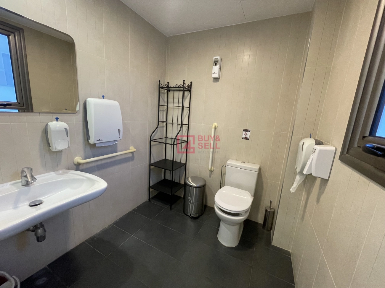 326m² Office for Rent