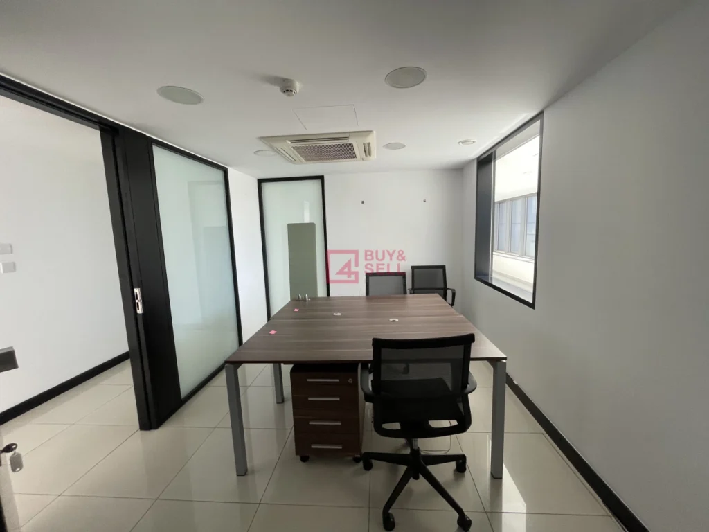326m² Office for Rent