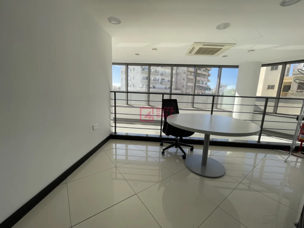 326m² Office for Rent