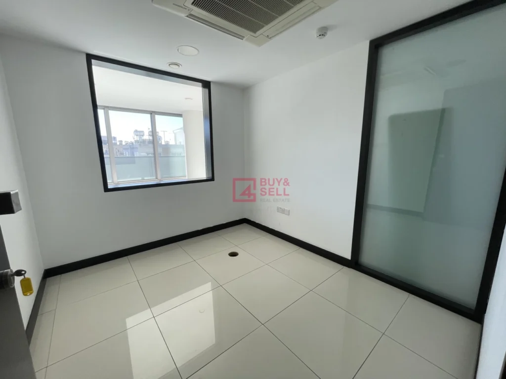 326m² Office for Rent