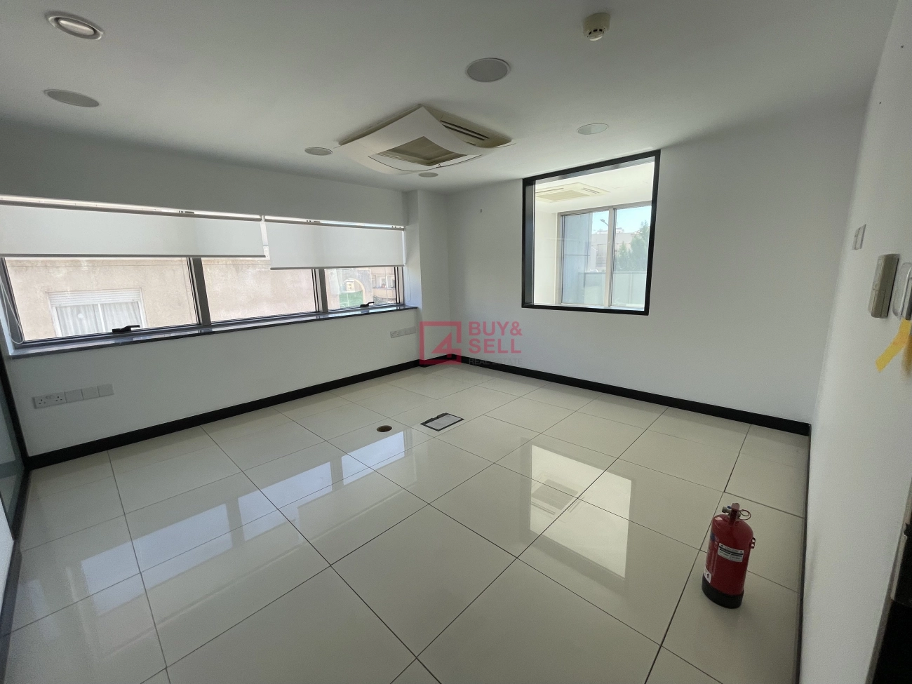 326m² Office for Rent
