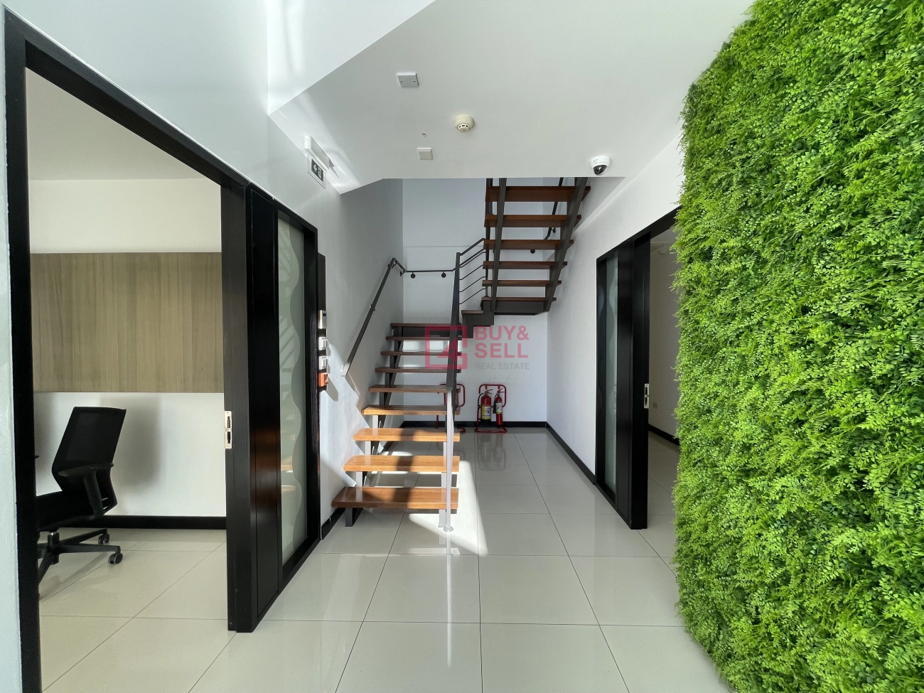 326m² Office for Rent