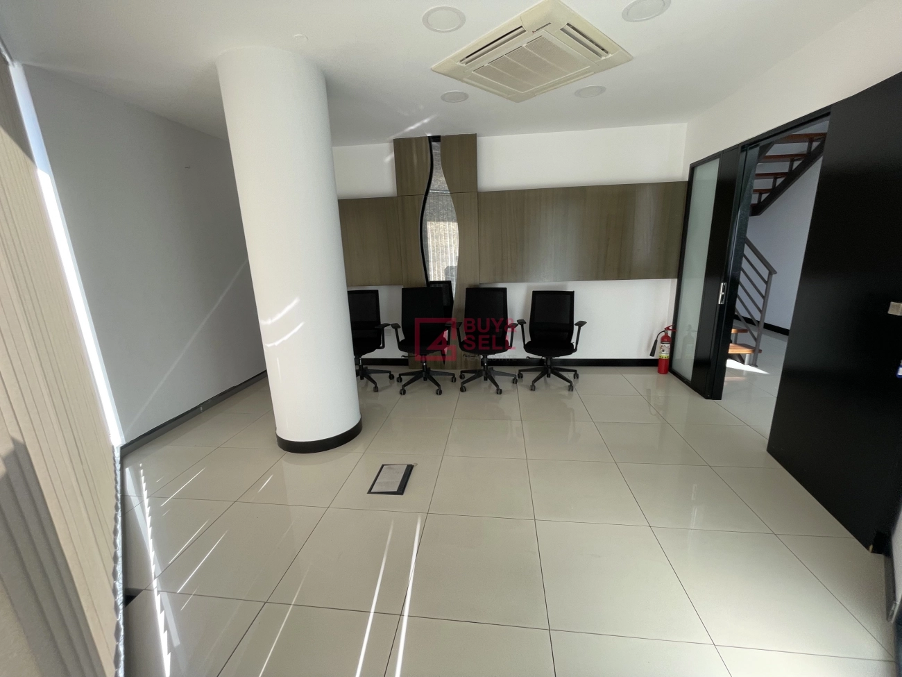 326m² Office for Rent