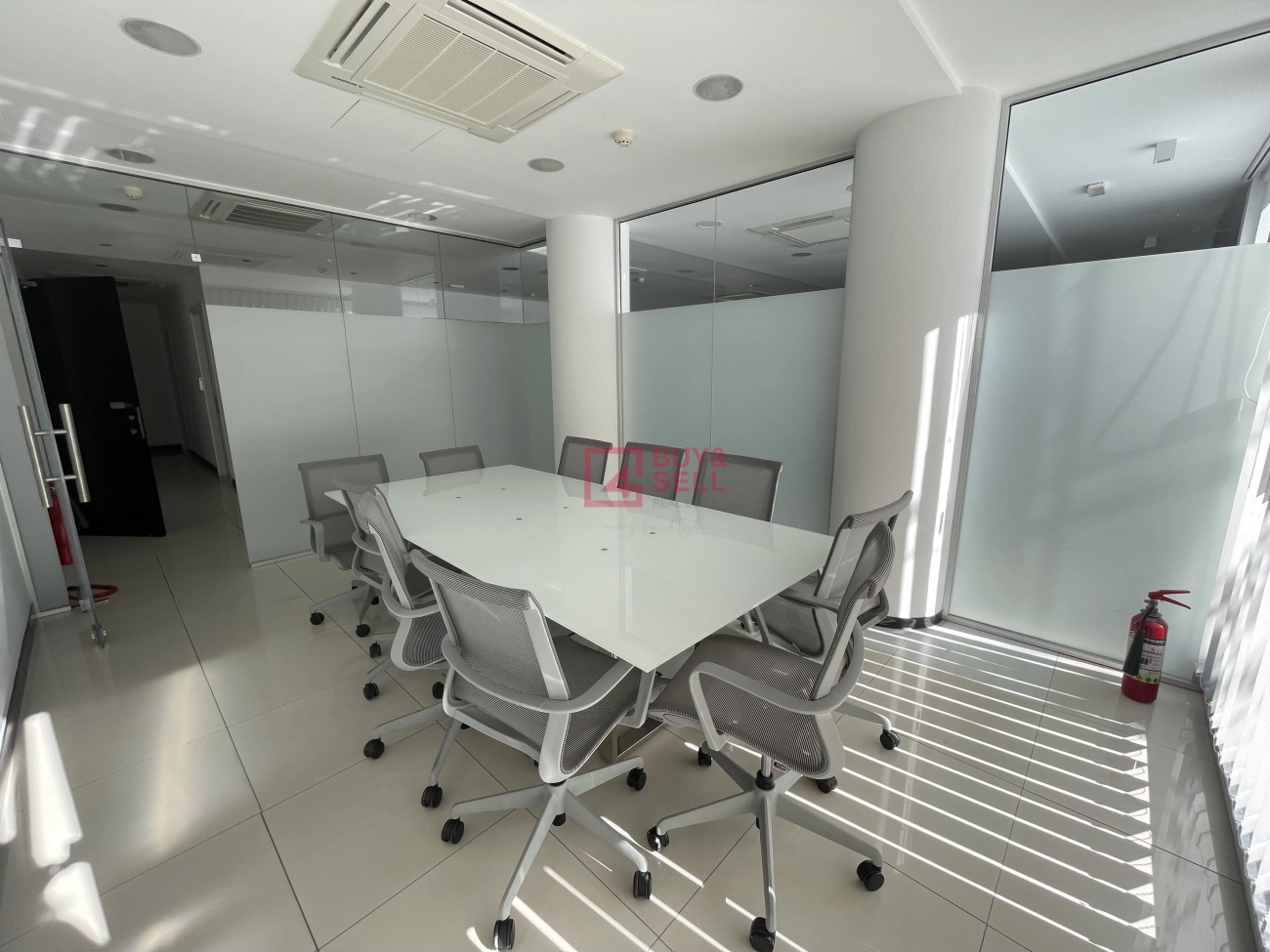 326m² Office for Rent