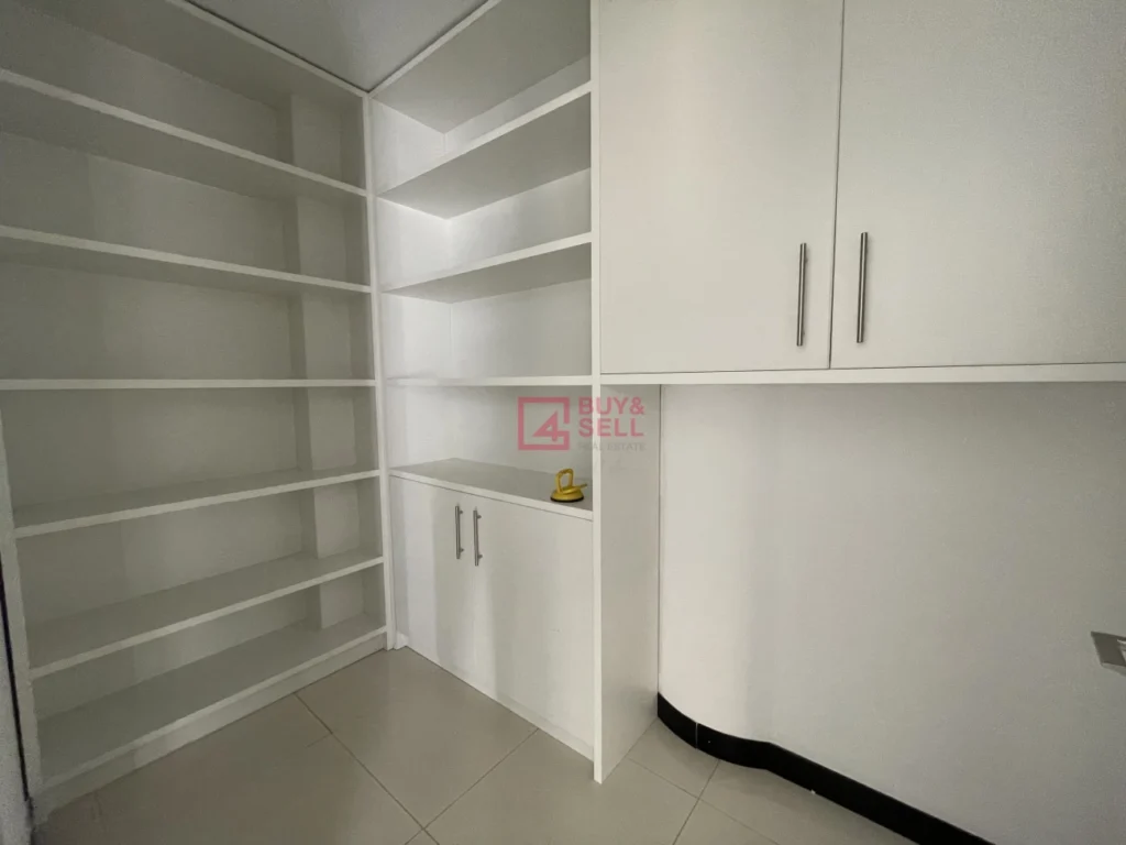 326m² Office for Rent