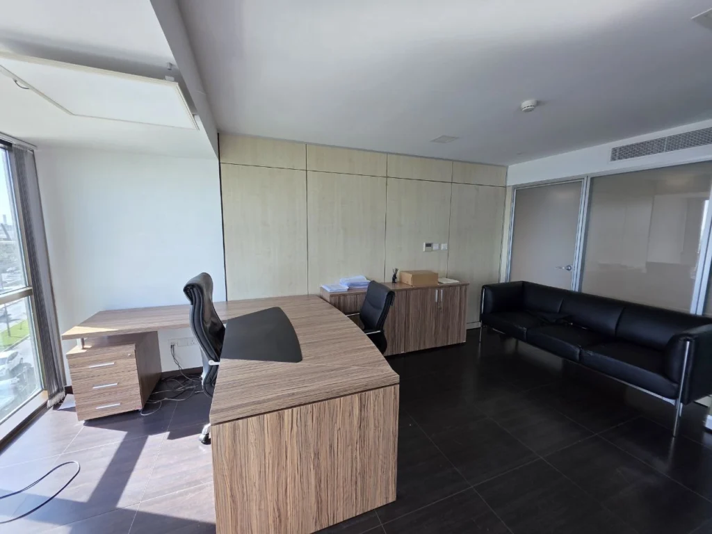 250m² Office for Sale