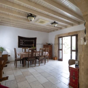 5 Bedroom House for Sale in Mosfiloti, Larnaca District