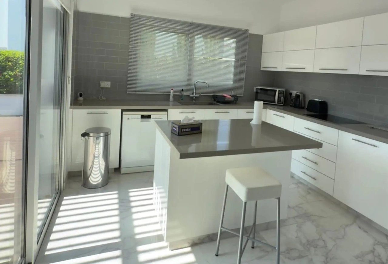 6+ Bedroom House for Sale in Geroskipou, Paphos District
