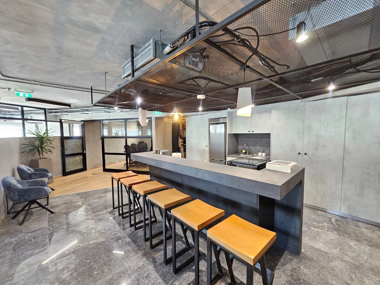 300m² Office for Rent