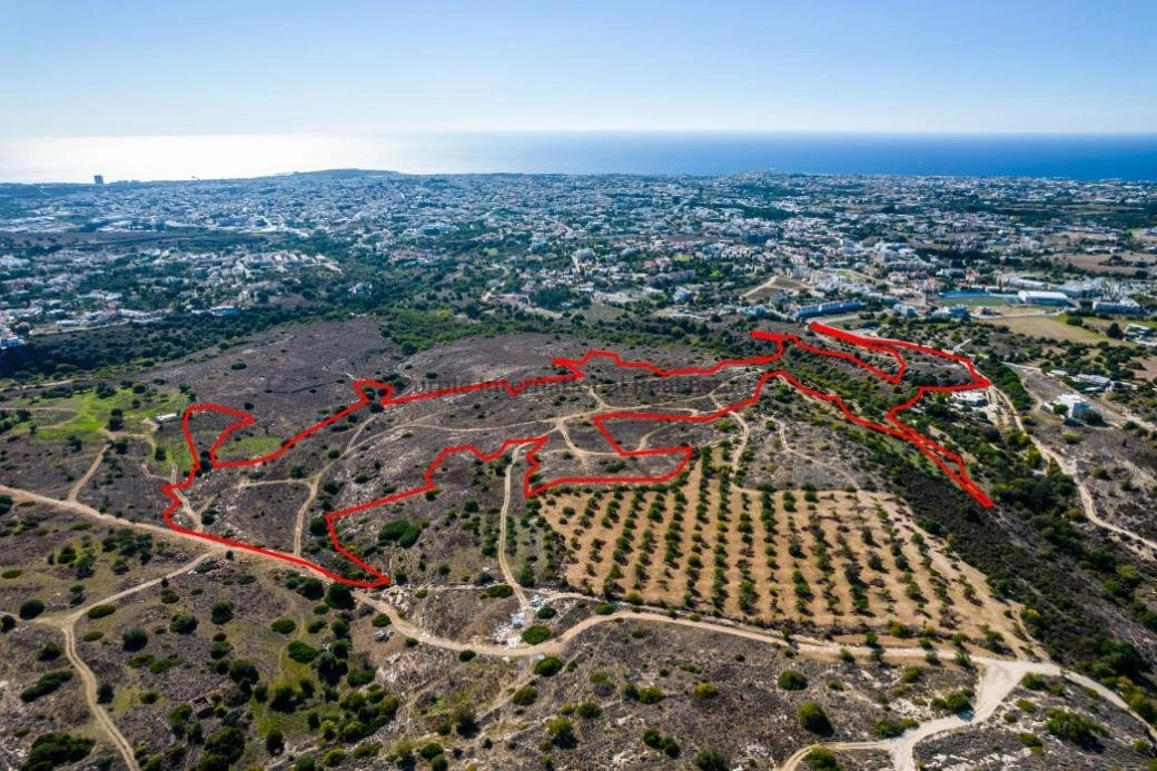 100,575m² Plot for Sale in Paphos – Anavargos