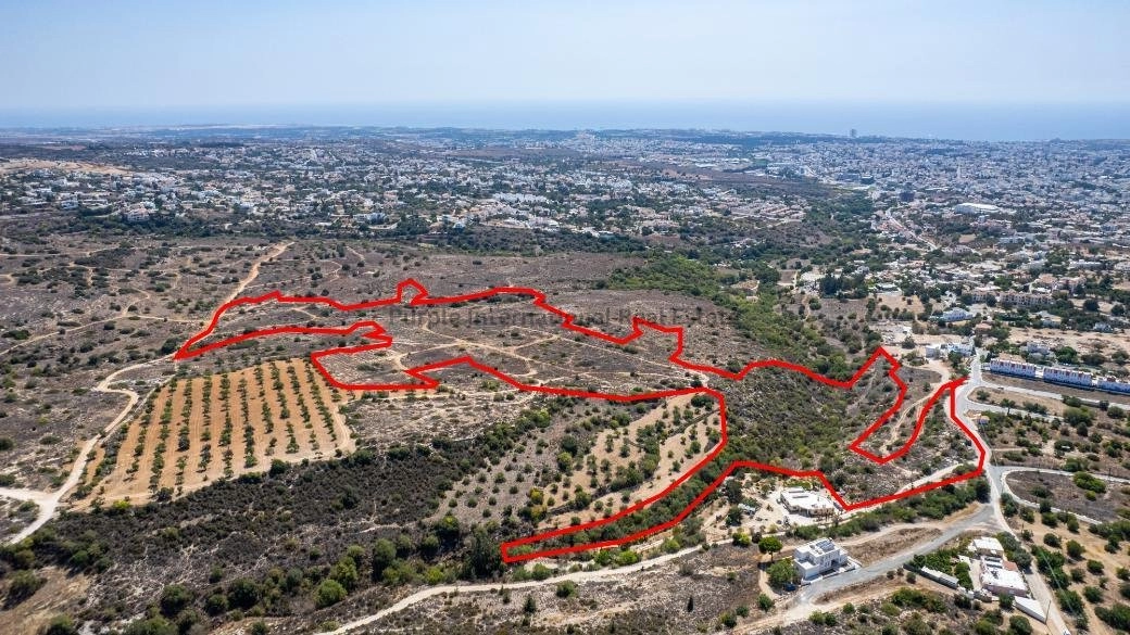 100,575m² Plot for Sale in Paphos – Anavargos