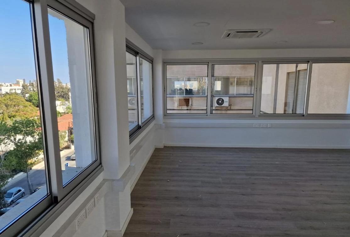 200m² Office for Sale