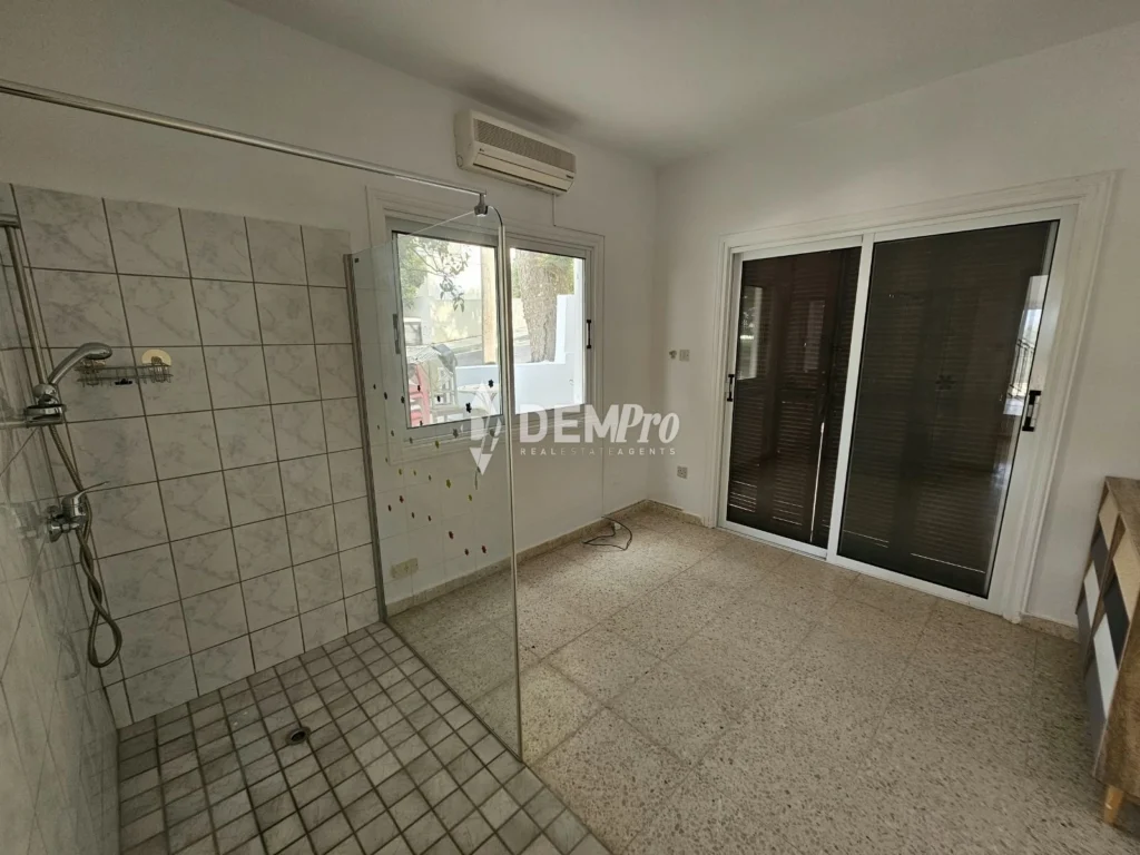 4 Bedroom House for Sale in Chlorakas, Paphos District