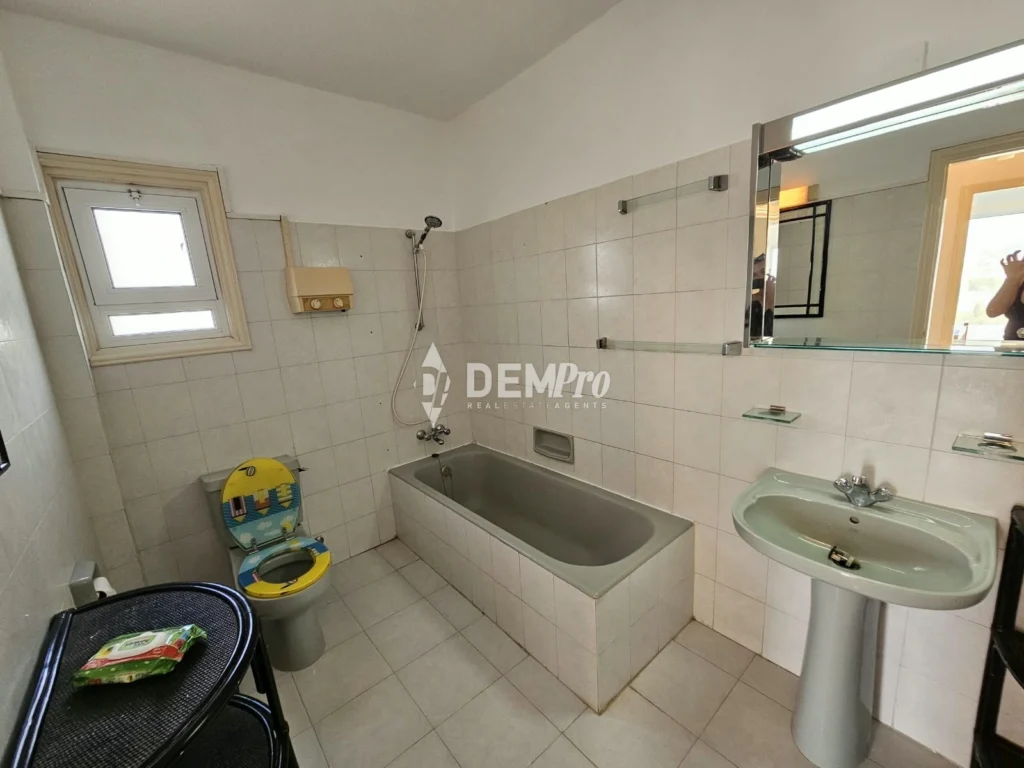 4 Bedroom House for Sale in Chlorakas, Paphos District