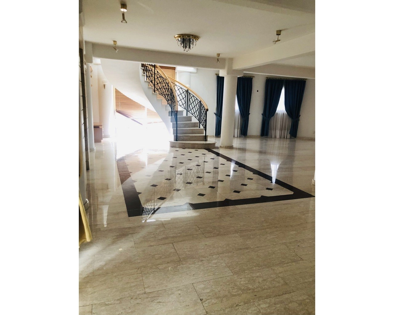 1671m² Building for Sale in Limassol – Neapolis
