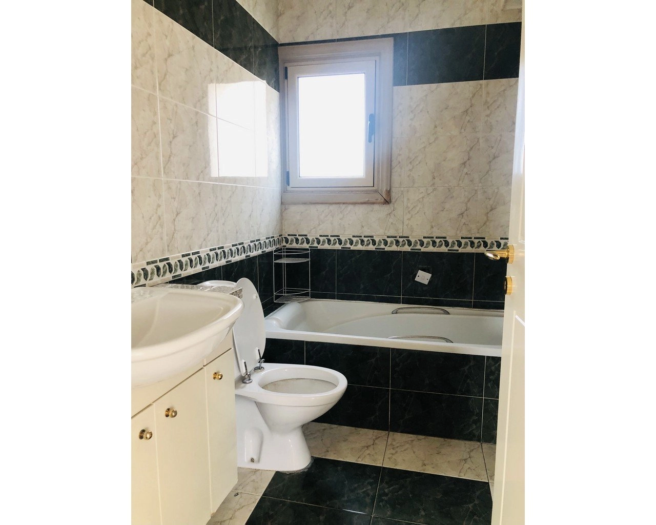 1671m² Building for Sale in Limassol – Neapolis