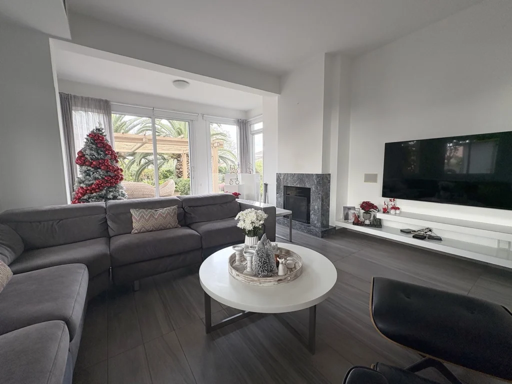 5 Bedroom House for Sale