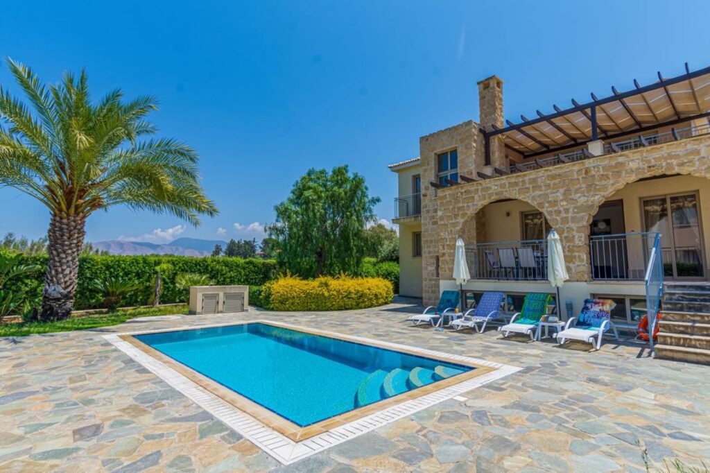 3-bed beachfront villa with pool in Polis Chrysochous photo 2