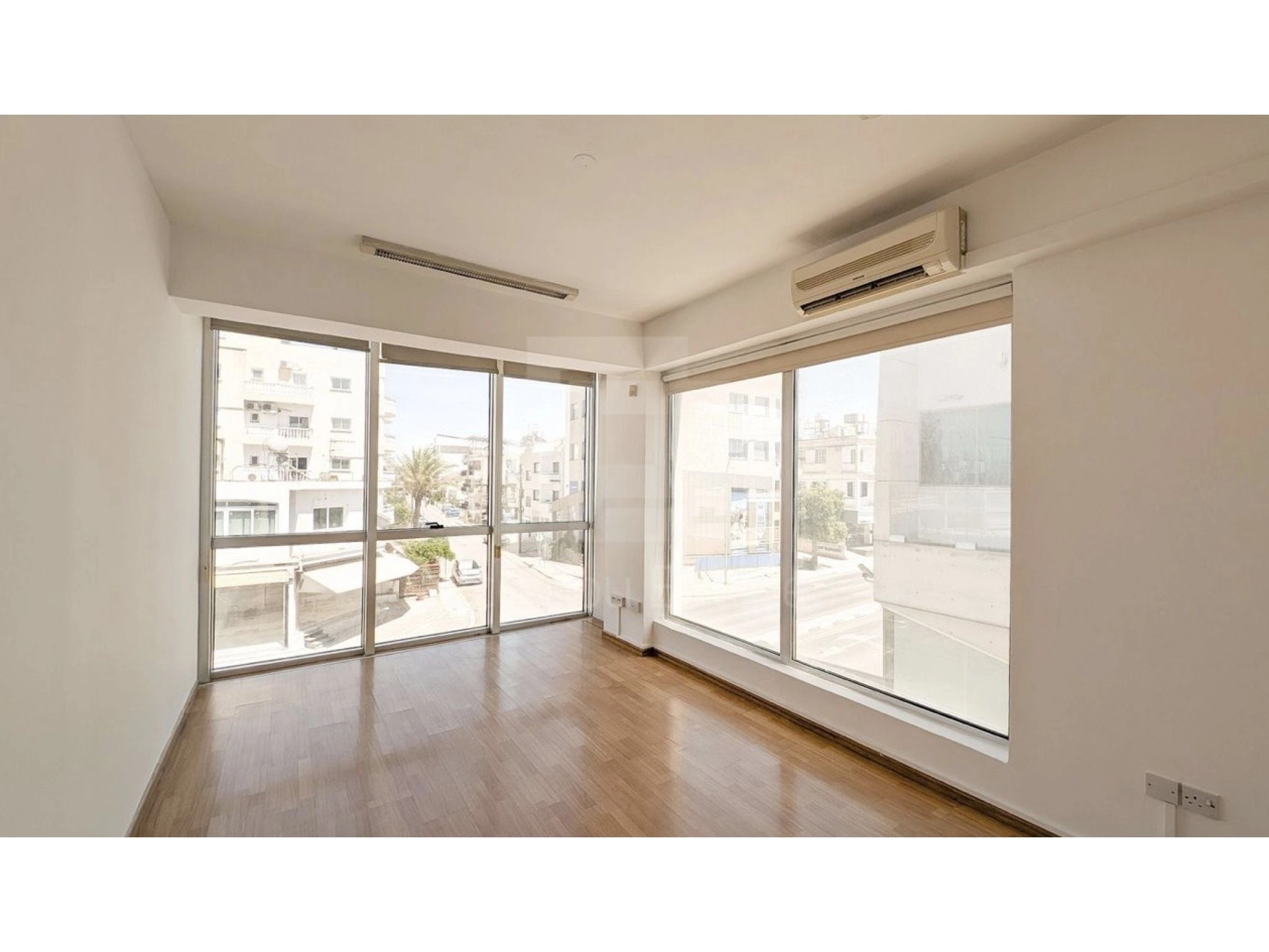 976m² Building for Sale in Strovolos, Nicosia District