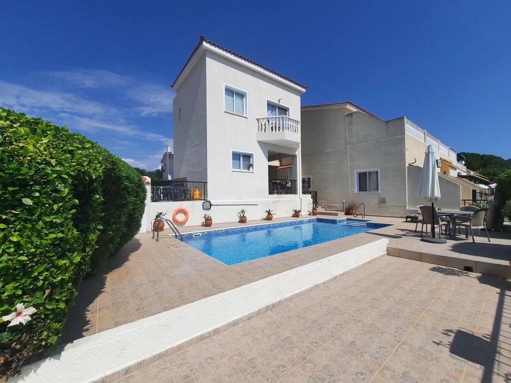 2 Bedroom House for Sale in Peyia, Paphos District