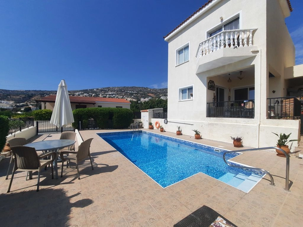 2 Bedroom House for Sale in Peyia, Paphos District