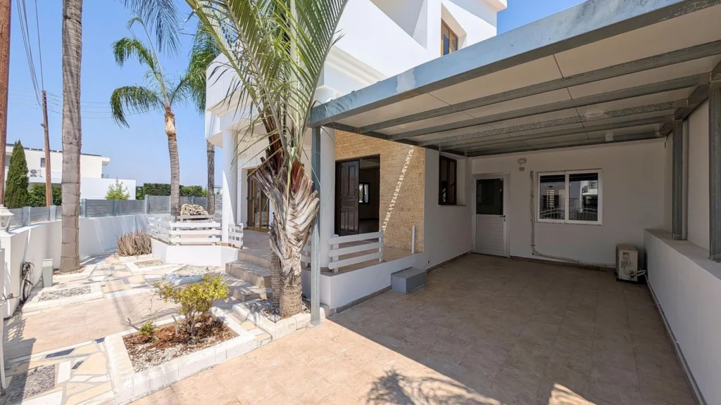 4 Bedroom House for Sale in Aradippou, Larnaca District