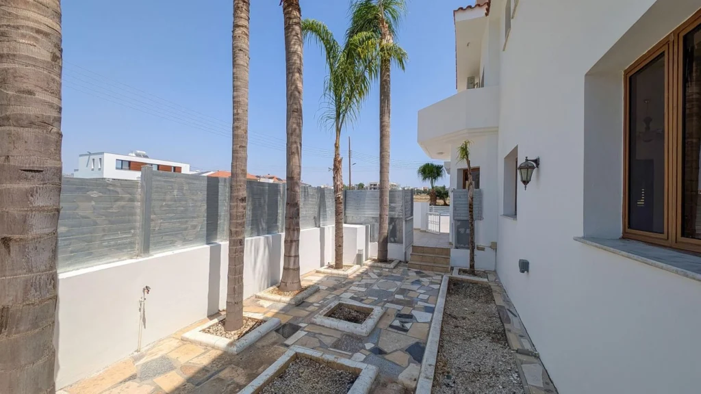 4 Bedroom House for Sale in Aradippou, Larnaca District