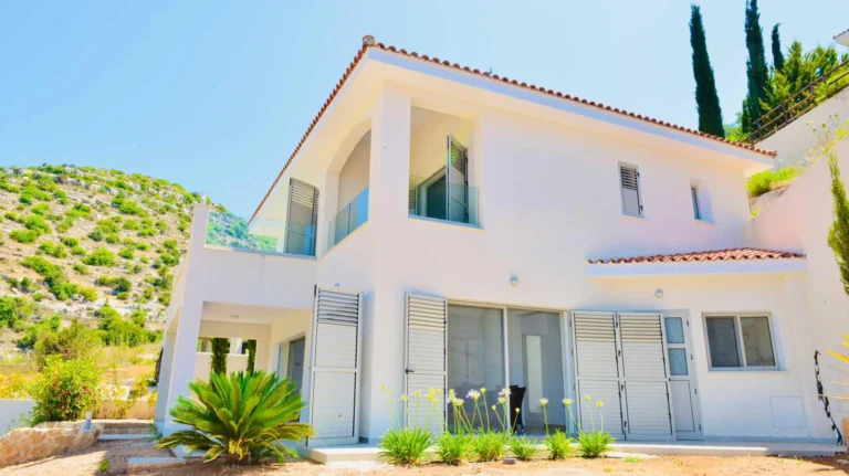 4 Bedroom House for Sale in Kamares, Paphos District