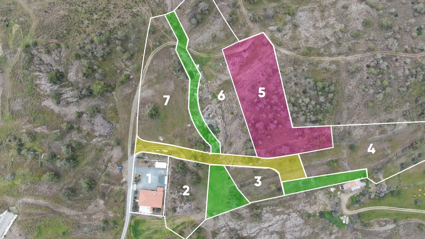 27,834m² Plot for Sale in Mathiatis, Nicosia District