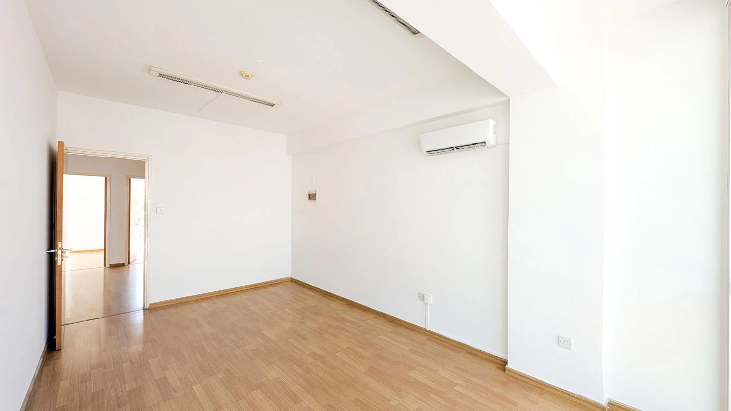 340m² Commercial for Sale in Strovolos, Nicosia District