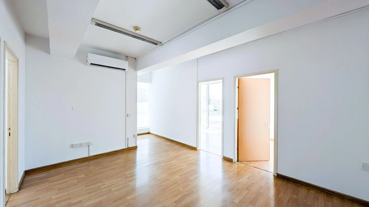 340m² Commercial for Sale in Strovolos, Nicosia District