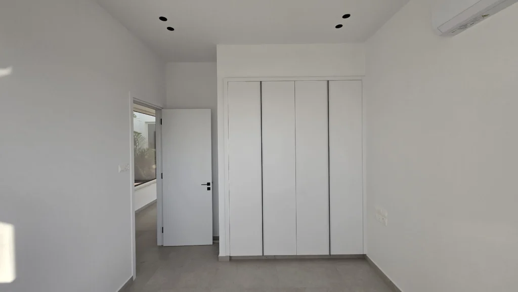 69m² Office for Rent in Kamares, Larnaca District