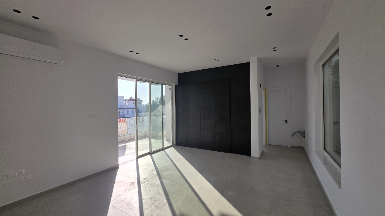 69m² Office for Rent in Kamares, Larnaca District