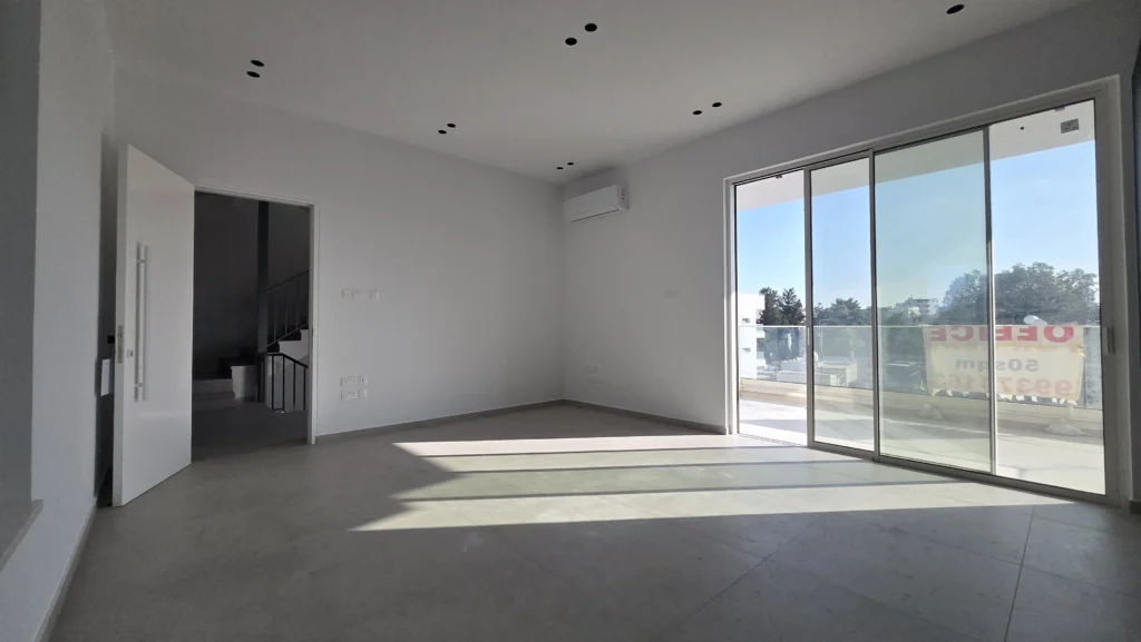 69m² Office for Rent in Kamares, Larnaca District