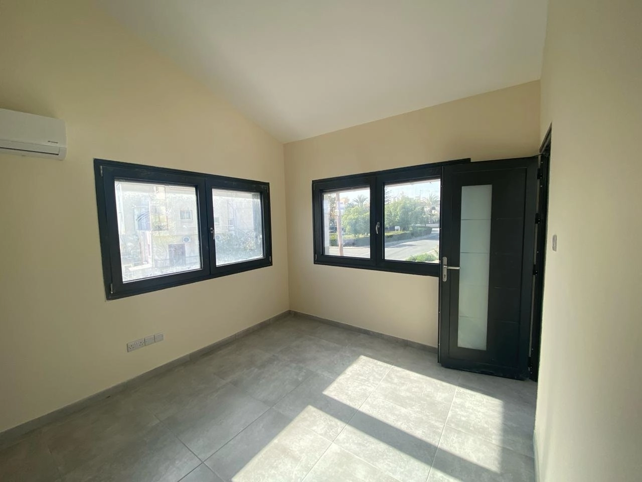 90m² Office for Rent in Faneromeni, Nicosia District
