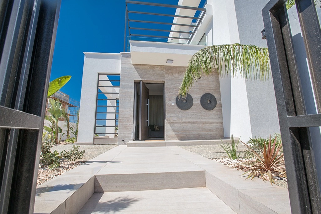 3-bed furnished house with pool in Agia Triada